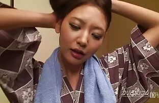 किमोनो लड़की के साथ बूढ़े आदमी खिलौने अजय देवगन की सेक्सी फिल्म