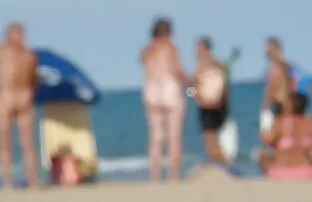 क्षणभंगुर दिखने न्यडिस्ट समुद्र तट मिलते हैं! गंदी पिक्चर सेक्सी