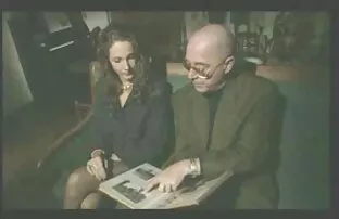 पत्नी रसोई कार्यालय में एक झटका नौकरी देता है