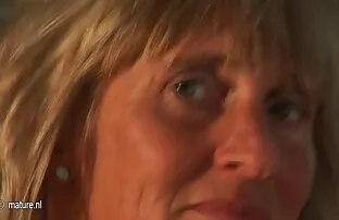 यूरोपीय महिला खुद के साथ खेल