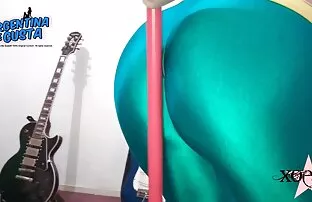 हरे रंग की गेंदों के साथ लाइक्रा कैटरपिलर । लैटिन सफेद दौर सेक्सी हिंदी पिक्चर मूवी