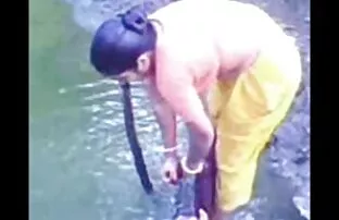 सार्वजनिक स्नान में बुरा भारतीय गांव हिंदी मूवी का सेक्सी वीडियो