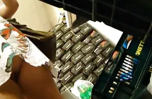 सुपरमार्केट की भूमिका निभाते हैं । में से एक फिल्म सेक्सी हिंदी वीडियो