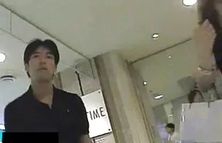 सुंदर लड़की एक छोटे स्कर्ट पहनता 2019 का सेक्सी मूवी