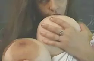 डेनिस के एक आकार के साथ खेलता है सेक्सी फिल्में देखने वाली