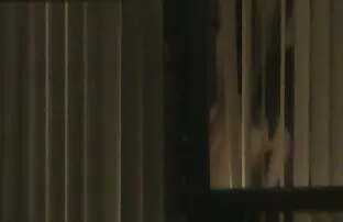 खिड़की के एक फ्लैश सेक्सी फिल्म वीडियो दे दो