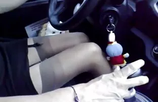 आदमी के दोस्त अपने पैरों पर लग रहा है, जबकि महिला एक कार ड्राइव बीएफ फिल्म हिंदी सेक्सी