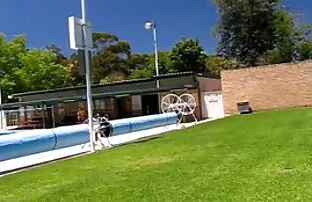 मेरी पत्नी निकी पूल बचाव के लिए चमकती सेक्सी फिल्म हिंदी वीडियो में