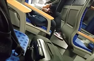 सुनहरे बालों के साथ सेक्सी फिल्म देखने में