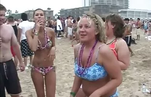 न्यडिस्ट समुद्र तट पार्टी पर चलने जोड़े हॉलीवुड सेक्स पिक्चर