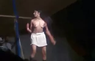 जनता में भारतीय स्ट्रिपटीज़ डांस शो