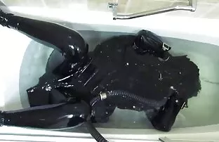 बाथरूम में रबर लड़की. वीडियो सेक्सी पिक्चर फिल्म