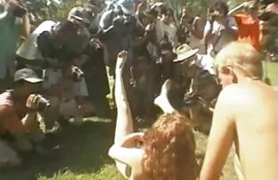 एक न्यडिस्ट रैली 8 में मज़ा सेक्स करता हुआ फिल्म