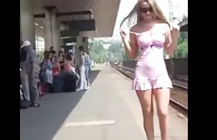 सार्वजनिक स्थानों में अच्छी तरह से प्यारा मॉडल चमक वीडियो का सेक्सी पिक्चर