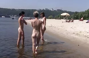 किशोर सभी समुद्र तट आगंतुकों के लिए उसके सिर बैंग्स भोजपुरी हिंदी सेक्सी फिल्म