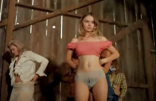 स्टेज 1972 पर महिला स्ट्रिपर्स सेक्स फिल्म बफ