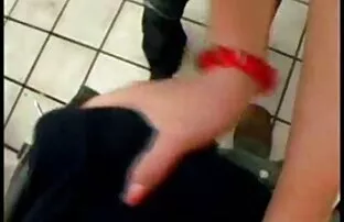 कमबख्त सार्वजनिक बाथरूम! नंगी सेक्सी नंगी फिल्म
