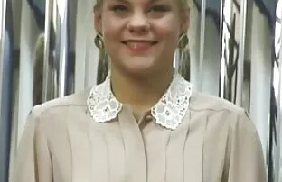 सुनहरे बालों वाली मोज़ा और नितंबों पहनता है । हिन्दी सेक्सी फिल्म