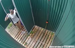 पूल में पहली किशोर. सेक्सी फिल्म देखने के लिए वीडियो