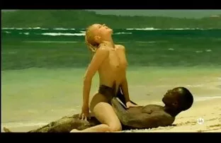समुद्र तट पर युवा सफेद काले प्रेमियों-अंतरजातीय, इंग्लिश पिक्चर सेक्स फिल्म