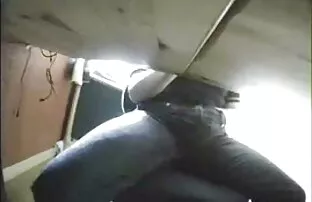 डेस्क हस्तमैथुन के तहत गर्म छिपा हुआ! सेक्सी वीडियो में पिक्चर