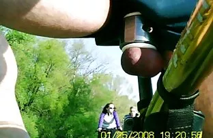 बाइक के शीर्ष पर दो बिल्लियों . सेक्सी फिल्म हिंदी में