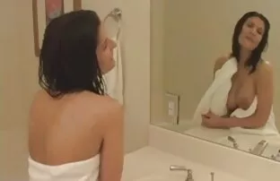 बाथरूम में माँ। सेक्सी मूवी वीडियो हिंदी में