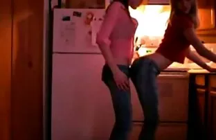 गर्म लड़कियों नृत्य और चुंबन । सेक्सी फिल्म वीडियो में दिखाओ