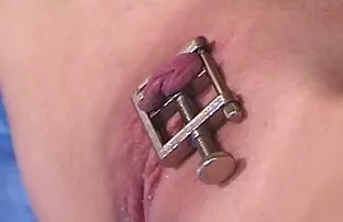 बंधन, खुला उसके लेबिया के साथ डोम के बिस्तर से बंधा. मद्रासी में सेक्सी फिल्म