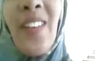 हुड के साथ हाथापाई हिंदी फिल्म सेक्सी में