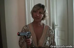 माँ दो चोरों पाता है और उन्हें उसे बकवास बनाता है सेक्सी वीडियो फिल्म बीपी