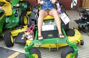 सेक्स में एक lawnmower सेक्स फिल्म का वीडियो