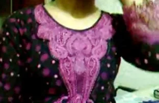 भारतीय लड़की रूमा वास्तव में उसके प्रेमी पर भरोसा करता है