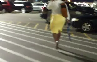 गोरा, तंग पीले रंग की पोशाक। सेक्सी फिल्म सेक्सी फिल्म पिक्चर